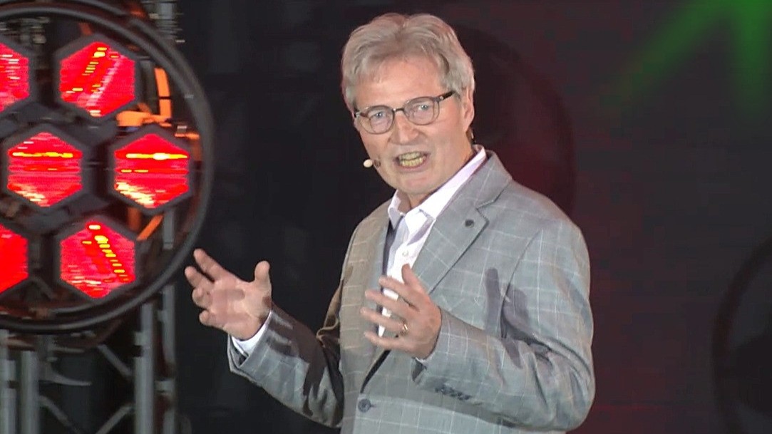 Bertram Thiel spricht auf einer Bühne