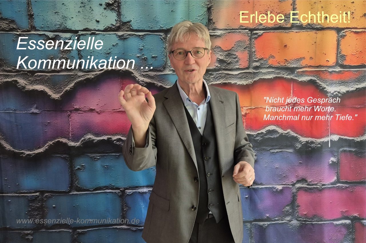 Bertram Thiel vor einer farbigen Backsteinwand mit dem Schriftzug „Essenzielle Kommunikation … Erlebe Echtheit!“ und dem Zitat „Nicht jedes Gespräch braucht mehr Worte. Manchmal nur mehr Tiefe.“